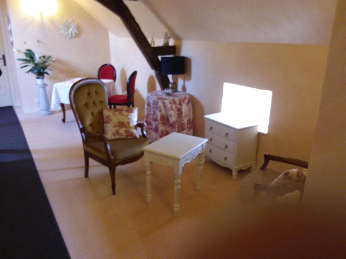 Le Moulin De Meral Montsurs Екстер'єр фото